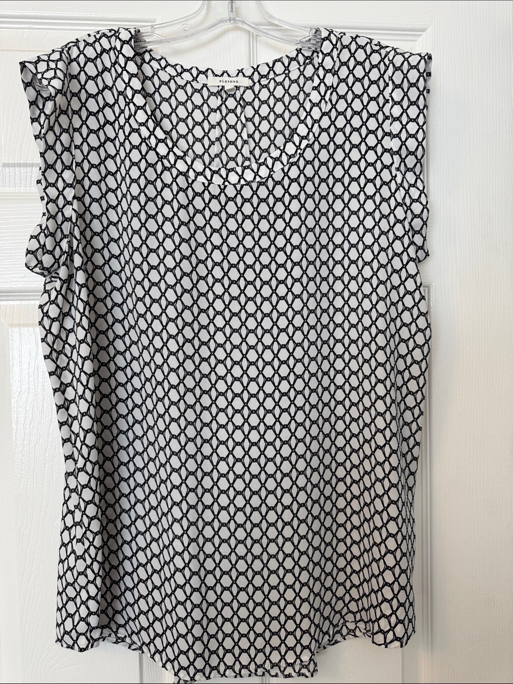 Pleione Black and White Geometric Cap-Sleeve Top